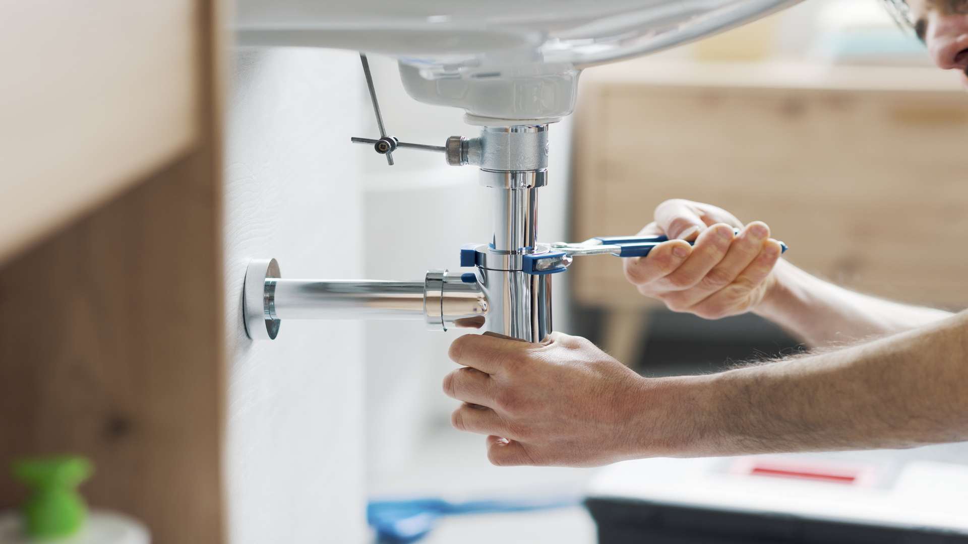 Professional,Plumber,Fixing,A,Bathroom,Sink,Drain,Using,Water,Pump